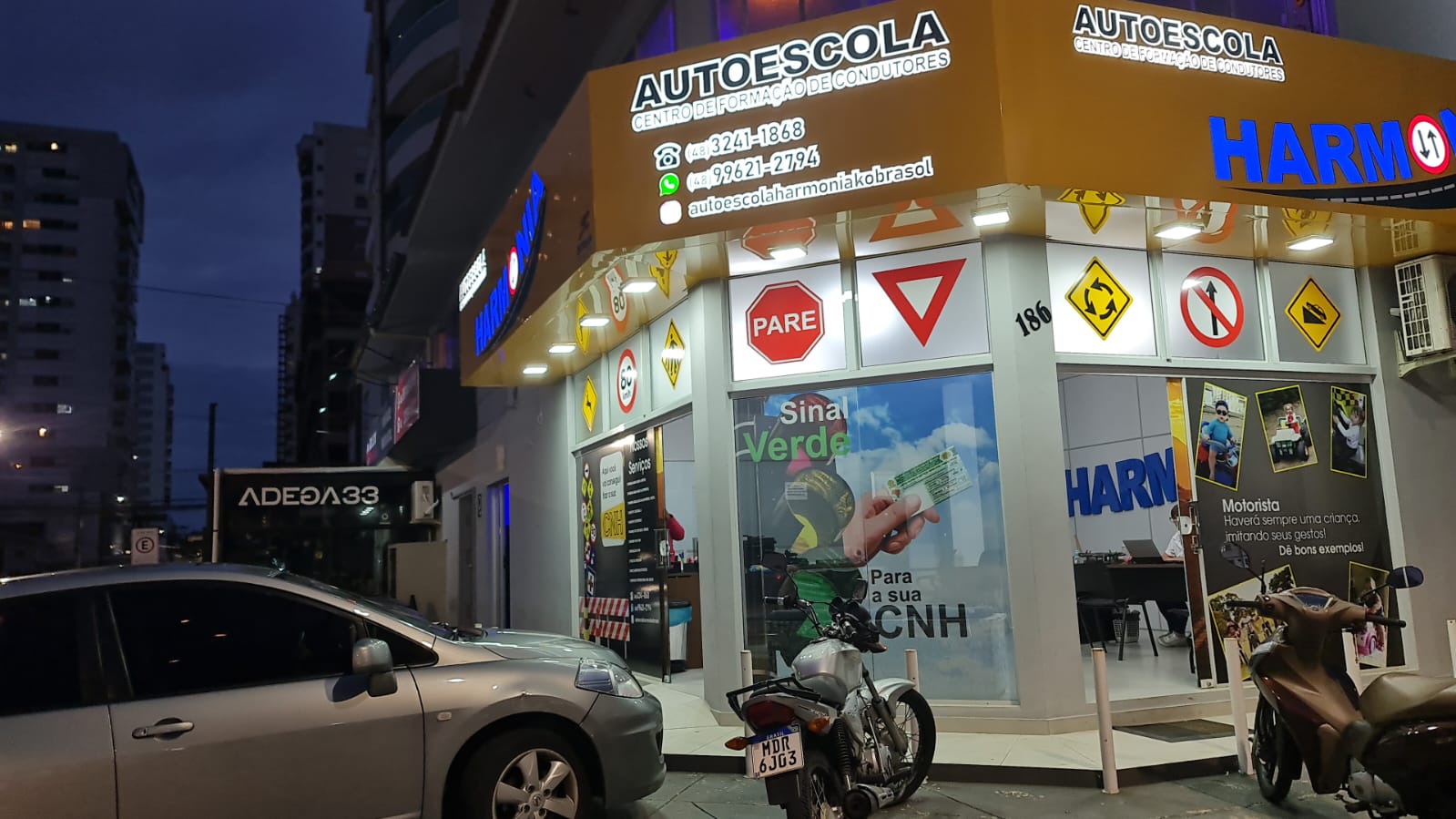 Autoescola à noite diagonal