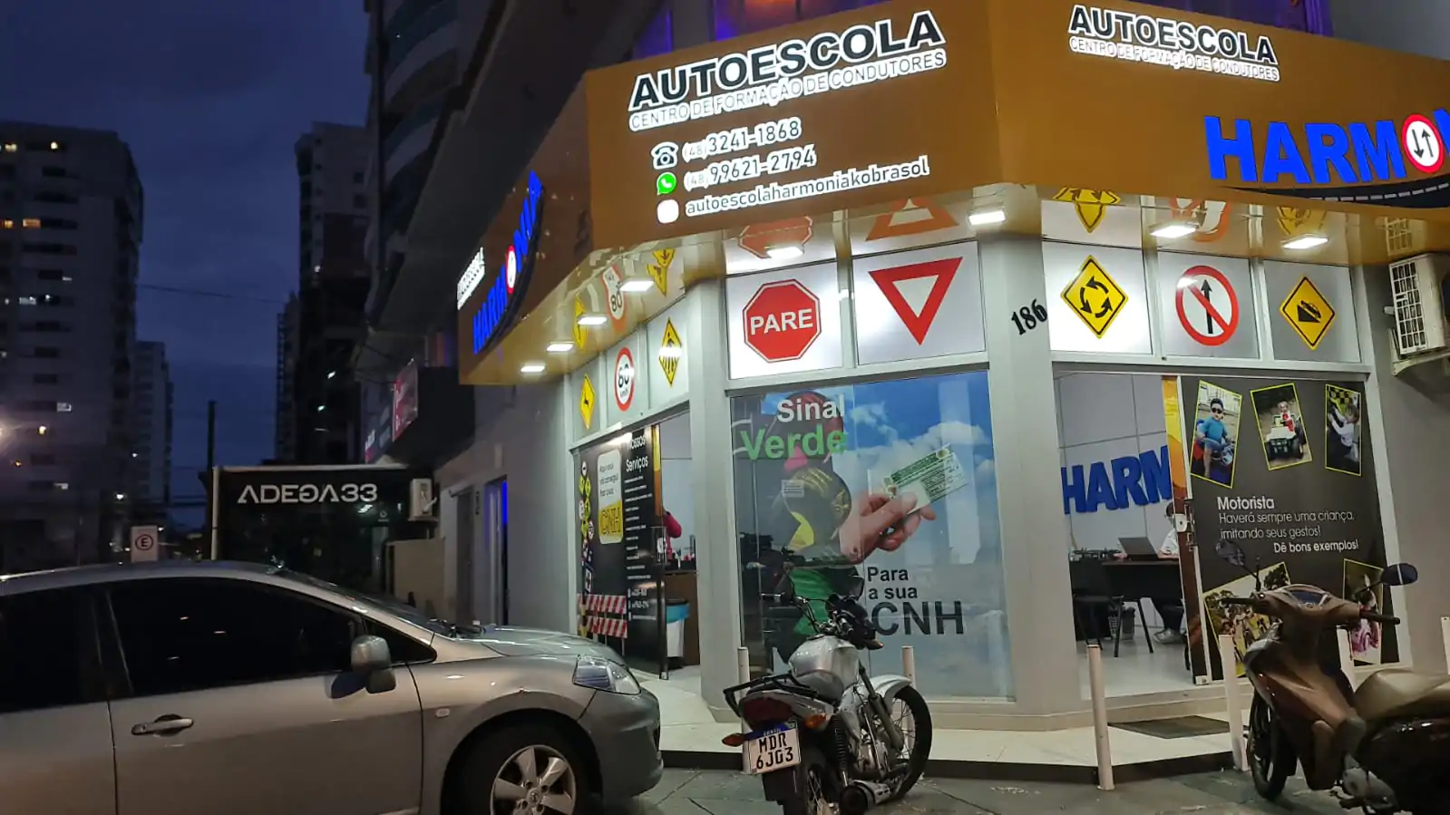 Autoescola à noite diagonal